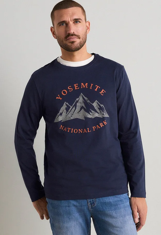 Dunkelblaues Langarmshirt mit Yosemite-Print und Jeans f&uuml;r einen l&auml;ssigen Stil.