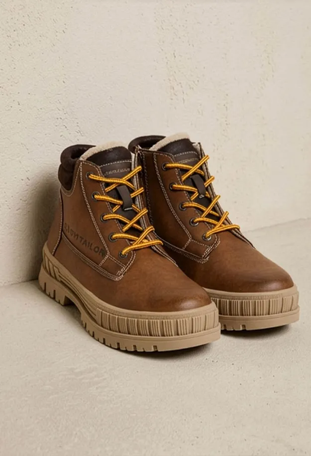 Robuste braune Winterstiefel mit kontrastierenden gelben Schn&uuml;rsenkeln und Profilsohle.