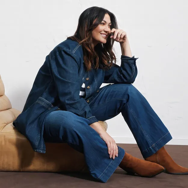 Total look jean styl&eacute; : veste en jean, jean large et bottines marron &eacute;l&eacute;gantes.