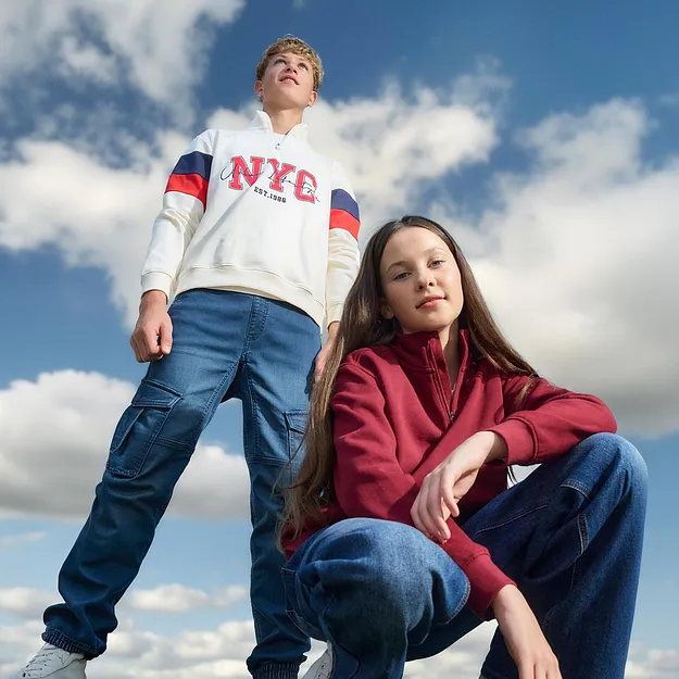 Sweat-shirts d&eacute;contract&eacute;s, un imprim&eacute; et un uni, parfaitement combin&eacute;s avec des jeans cool.