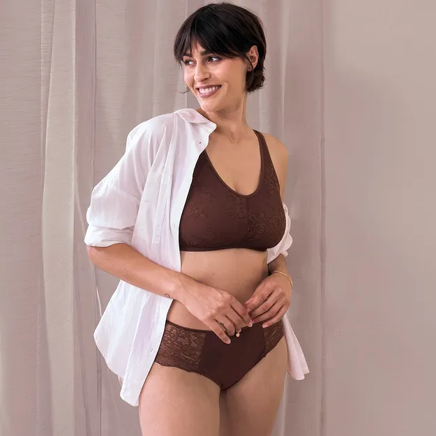 Chemise blanche ouverte sur un ensemble de lingerie &eacute;l&eacute;gant en dentelle marron, ensemble coordonn&eacute; soutien-gorge et culotte.