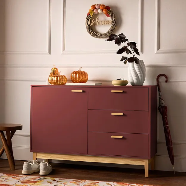 Hall d'entr&eacute;e dans l'esprit automnal avec une commode et des d&eacute;corations.