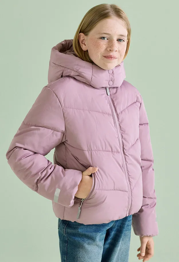 Dieses M&auml;dchen tr&auml;gt eine warme lila Steppjacke mit Kapuze