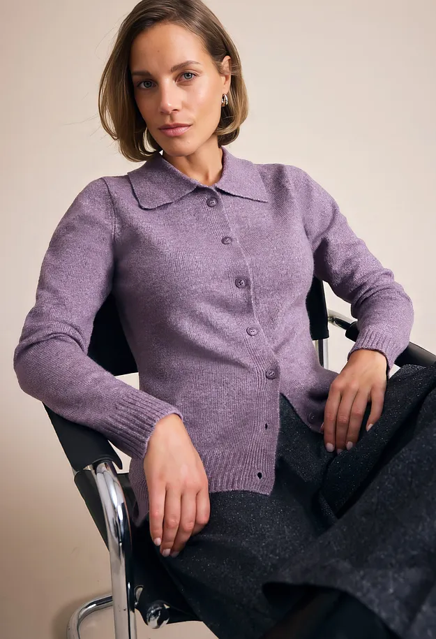 Im Trend - Taillierte Strickjacke mit Kunstfellkragen - dunkelmauve meliert