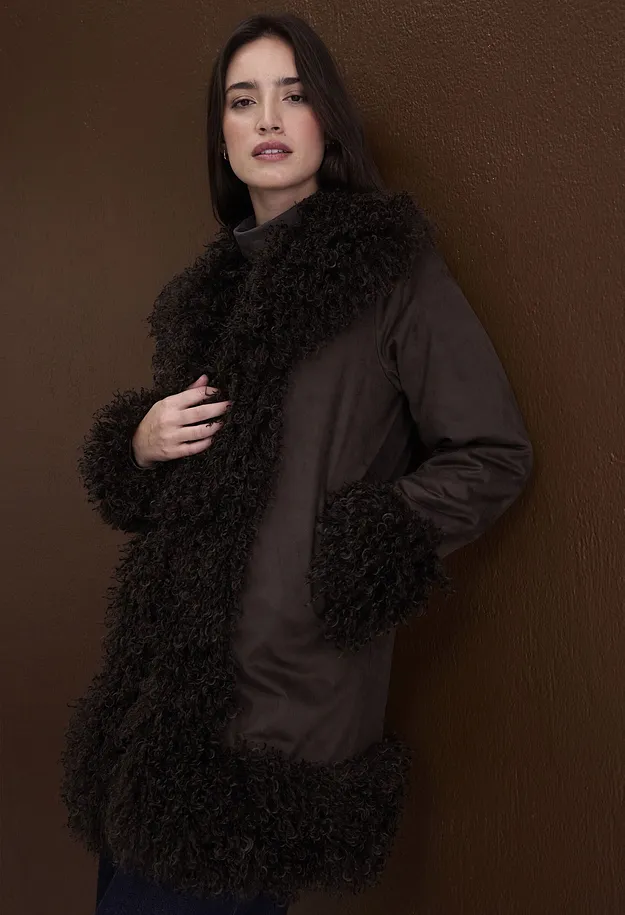 Brauner Mantel mit flauschigem Kragen und &Auml;rmelb&uuml;ndchen, dazu ein Rollkragenpullover.