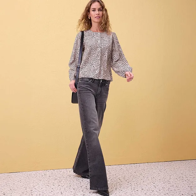 Chemisier imprim&eacute; l&eacute;ger &agrave; manches bouffantes, associ&eacute; &agrave; un jean gris &eacute;vas&eacute;.
