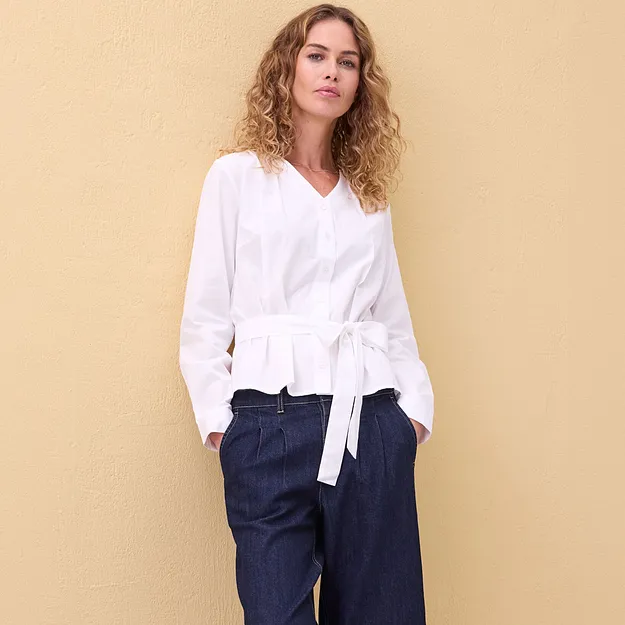 Blouse blanche &eacute;l&eacute;gante style portefeuille avec manches longues et lien &agrave; nouer.