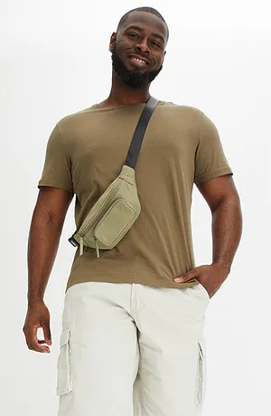 T-shirt basique vert olive avec pantalon clair