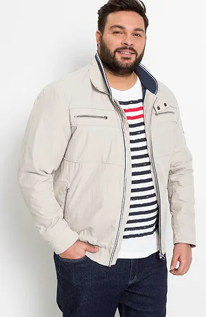 Veste sportive avec écusson sur la manche