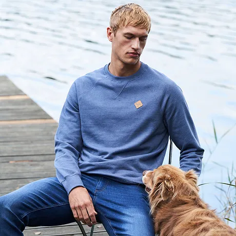 Look décontracté : sweat bleu et jean confortable. 