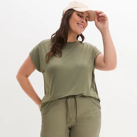 T-shirt vert olive et pantalon assorti, complétés d'une casquette baseball beige.