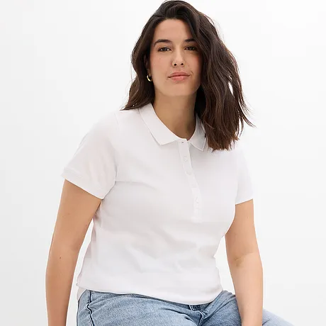Schlichtes weißes Poloshirt, perfekt kombiniert mit einer hellblauen Jeans.