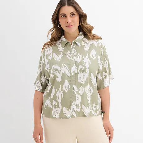 Luftige Bluse in Pastelltönen mit abstraktem Muster und Kragen. Kurzärmlig und locker geschnitten.