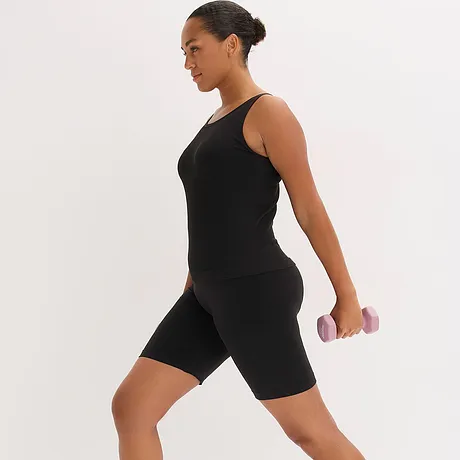 Schwarzes Sport-Top und schwarze Sport-Leggings.