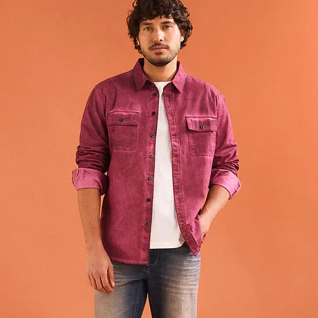 Stylisches Outfit mit burgunderrotem Hemd.