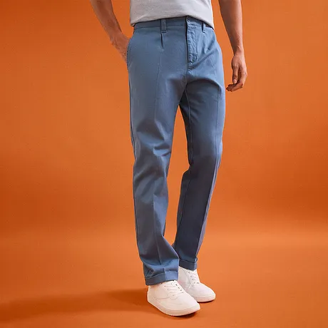 Lässige hellblaue Chino-Hose mit weißen Sneakers.