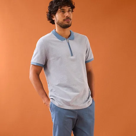 Leichtes Poloshirt in Hellblau mit dunkelblauen Akzenten.
