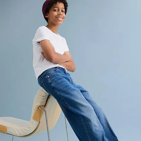 Look décontracté en T-shirts blancs et jeans larges. Des vêtements confortables au quotidien pour les jeunes.