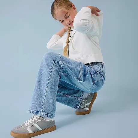 Look décontracté en T-shirts blancs et jeans larges. Des vêtements confortables au quotidien pour les jeunes.