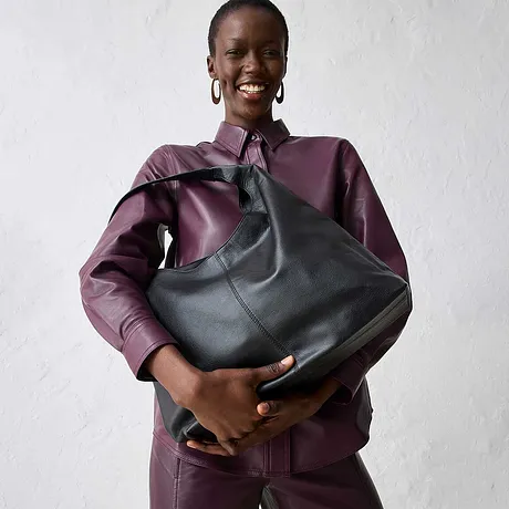 Grand sac à main noir.