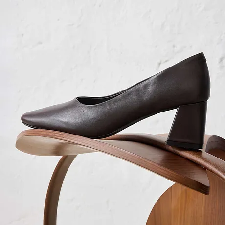 Escarpins noirs élégants en cuir avec talon large.