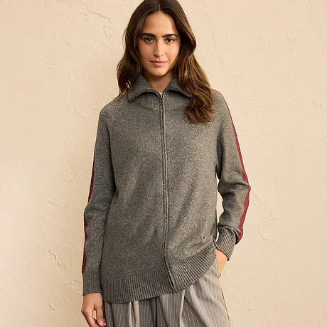 Gilet en maille gris avec fermeture zippée et rayures rouges sur les manches.