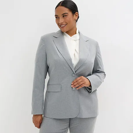 Blazer gris avec chemisier blanc.