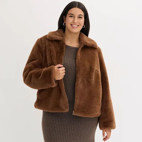 Veste marron en maille peluche douillette.