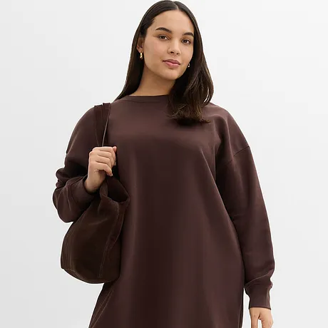 Robe sweat marron de coupe décontractée avec manches longues.