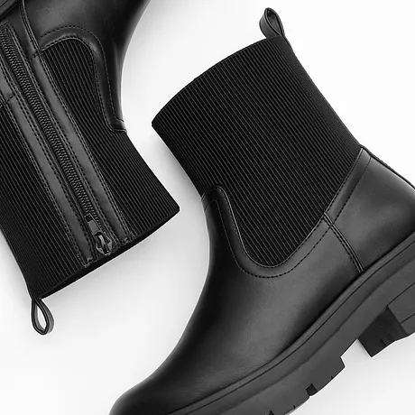 Boots noires élégantes.