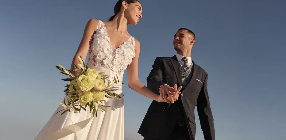 Femme - Robe de mariée en satin brillé avec application de fleurs - écru