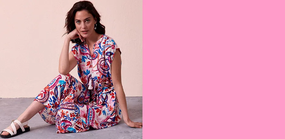 Robe-chemise colorée et estivale avec motif abstrait en rouge, blanc et bleu.