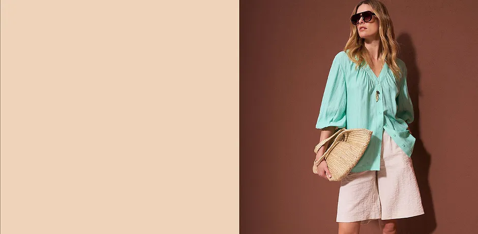 Chemisier turquoise, short clair et cabas en paille