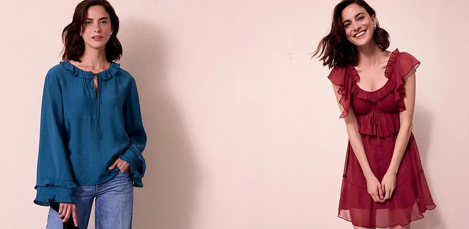 Blouse bleue à laçage et robe rouge fluide à ruchés.