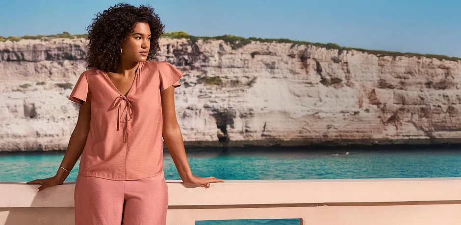 Blouse légère et pantalon assorti couleur pêche.
