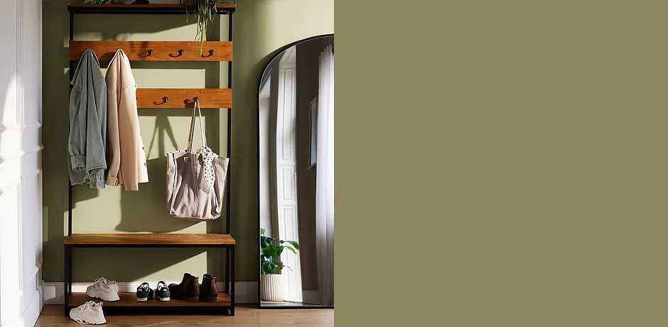 Offene Garderobe mit Holzregalen, Taschen und Schuhe in natürlichen Farbtönen.
