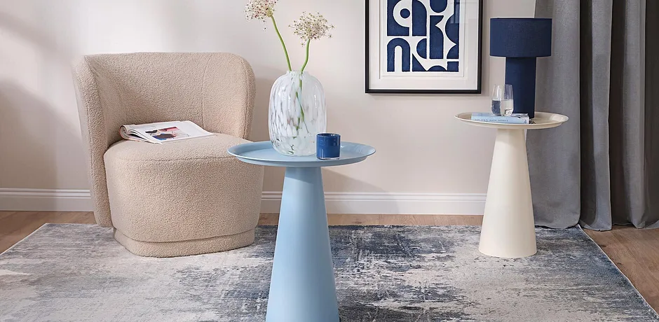 Ambiance déco moderne avec fauteuil de couleur crème et table d'appoint bleu clair.