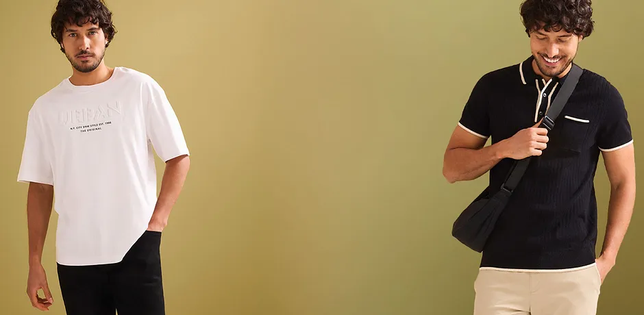 Zwei Männer in Sommermode vor neutralem Hintergrund – links im weißen T-Shirt, rechts im schwarzen Poloshirt mit Tasche