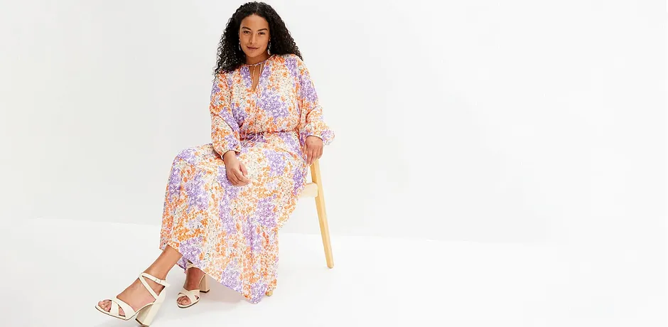 Robe estivale multicolore à motif floral, manches amples et ceinture.