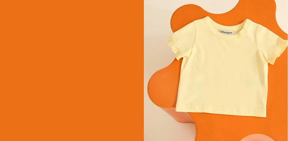 T-shirt enfant de couleur claire à manches courtes. Un modèle simple et confortable pour les chaudes journées.