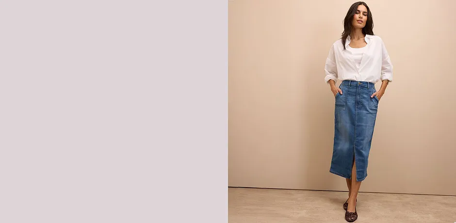Chemisier blanc léger avec une jupe longue en jean.