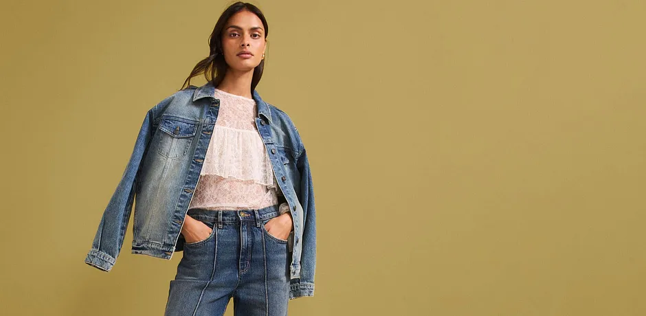 Look jean décontracté avec veste en jean, blouse en dentelle claire et jean taille haute pour un style moderne.