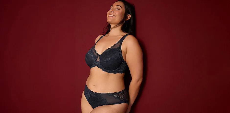Ensemble lingerie bleu foncé élégant soulignant les courbes féminines.
