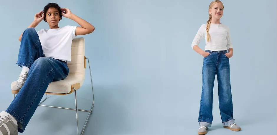 Look décontracté en T-shirts blancs et jeans larges.