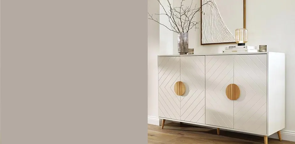 Un buffet blanc élégant avec des motifs géométriques et des poignées rondes en bois habille la pièce au style minimaliste.