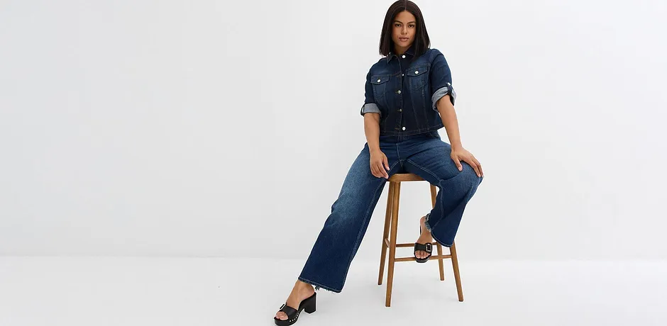 Dunkelblaue Jeans kombiniert mit Jeanshemd.