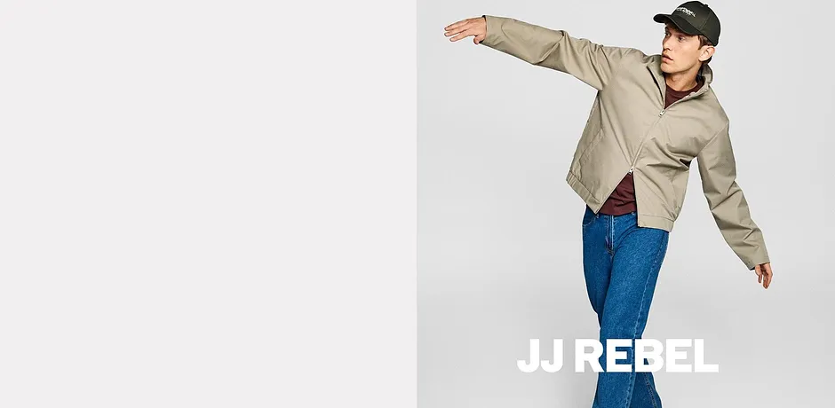 JJRebel: Beige Jacke, blaue Jeans und schwarze Kappe.