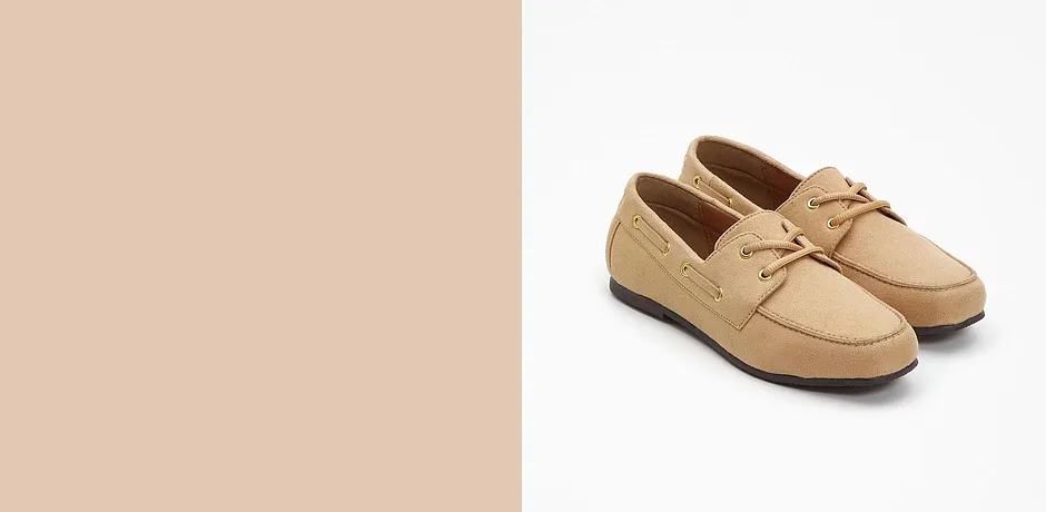 Une paire de mocassins beige.