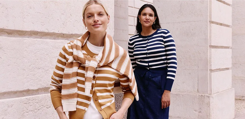 Une femme vêtue d'un gilet en maille beige et blanc, l'autre femme d'un gilet bleu marine et blanc.