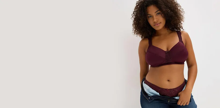Sportlicher Auftritt: Violetter BH und blaue Jeans betonen die selbstbewusste, lässige Ausstrahlung.